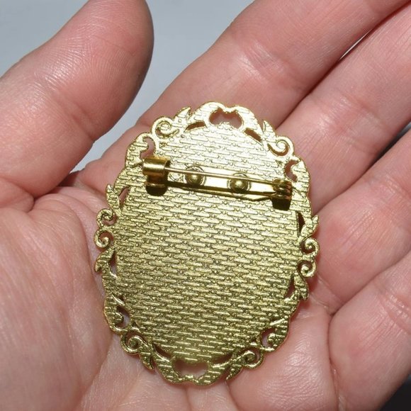 princess peach inspired brooch pin  mario brothers Halloween costume accessory - Picture 2 of 2